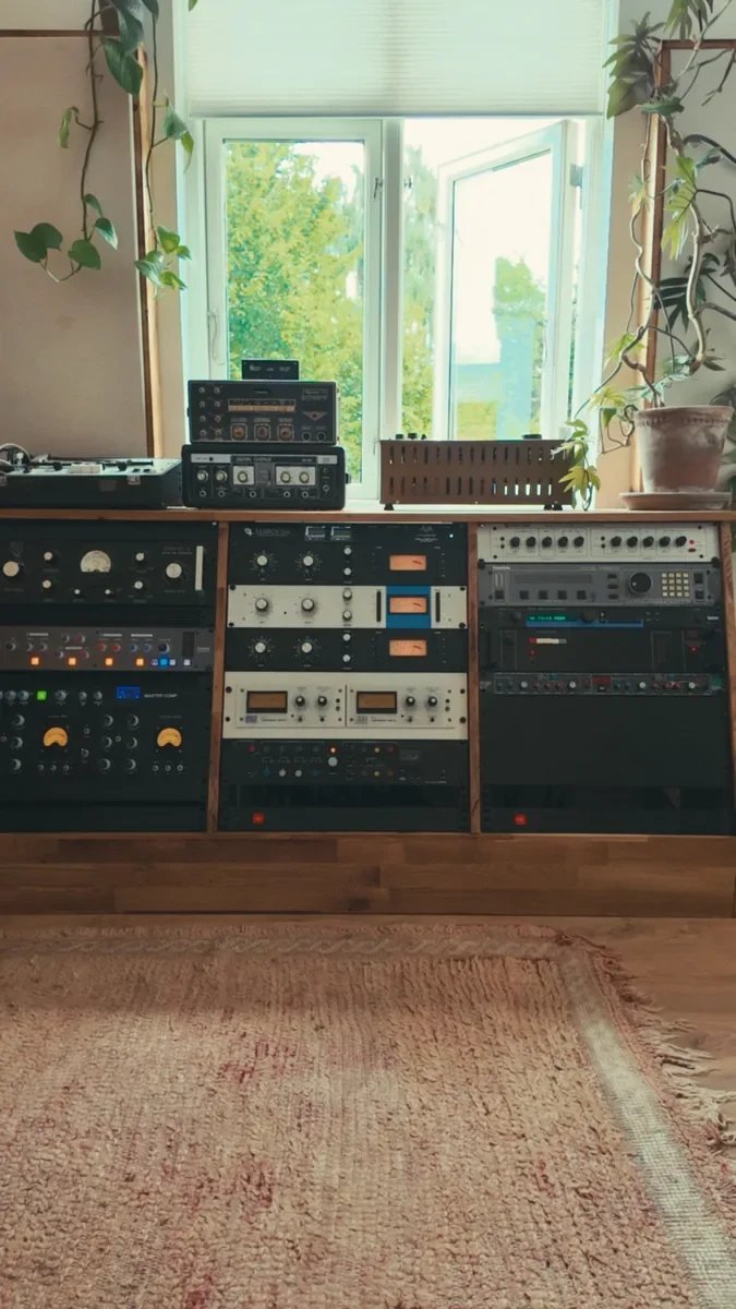 Front view of the analog rack by the window